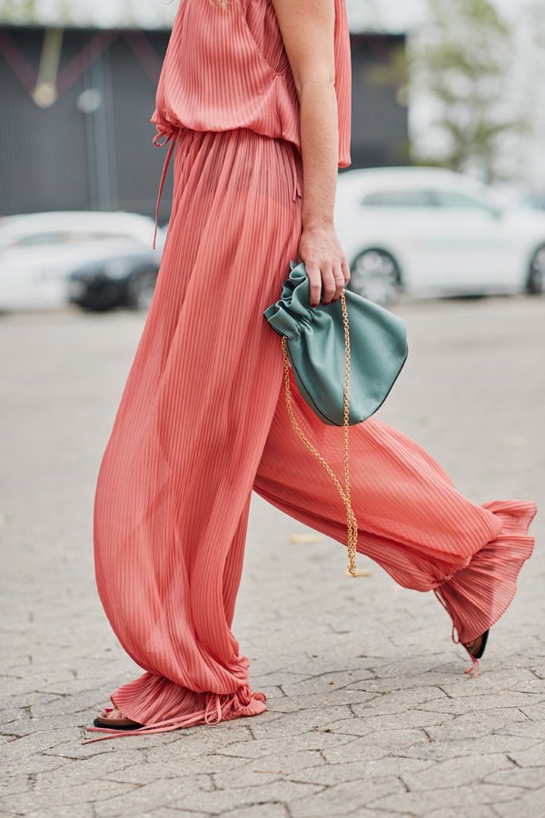 street style: drawstring bag