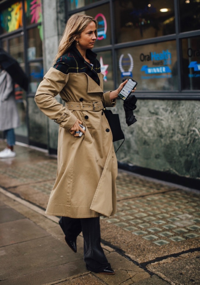 LFW Fall 2022 Street Style #60